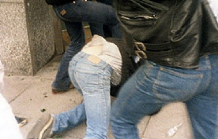 Четирима млатят кърджалиец,арестуват ги