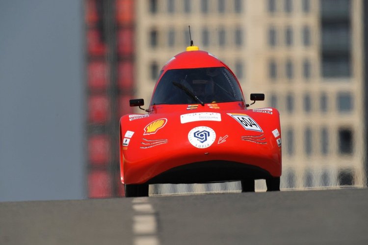 Електромобилът на чепеларските ученици постигна 253 километра в час на трасето в Лондон 