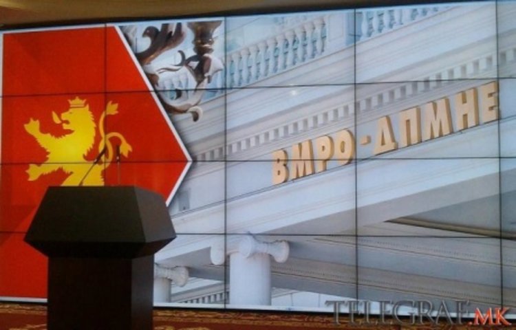 Македония е в криза от повече от две години и беше практически парализирана от предсрочните парламентарни избори на 11 декември насам, на които ВМРО-ДПМНЕ и Груевски се съгласиха заради натиска от Европейския съюз и САЩ.