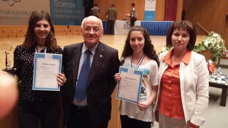 Ученици на Златка Гарова се завърнаха с призово класиране от международно изложение