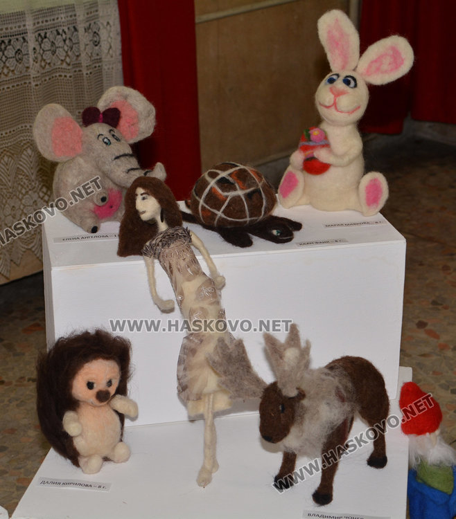 Куклите от плъстена вълна, изработени от децата в школа "Колорит"