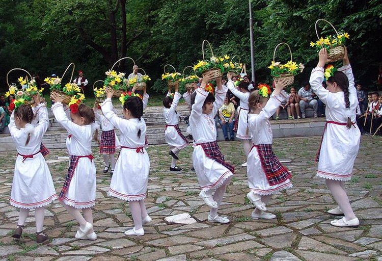 Деца спасяват Извора на Белоногата с фолклорен празник край Харманли
