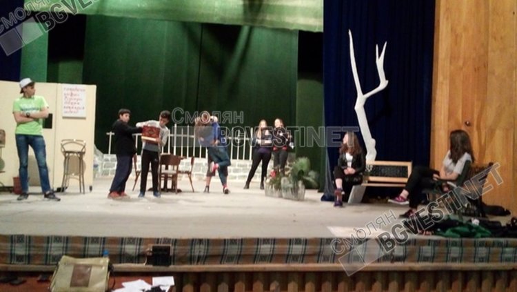 Младежки театър „Ирис” играе премиерно „Междучасия” в салона на читалище „Орфееви гори” в Райково