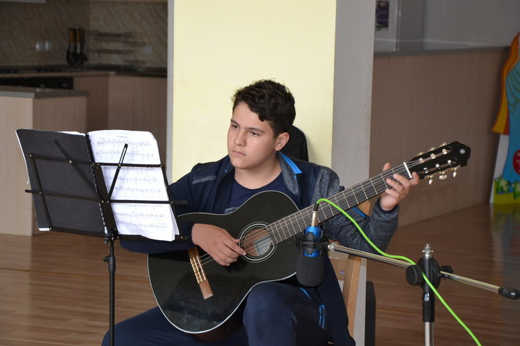 Студенти дариха тържество на обитателите на Центъра за настаняване от семеен тип в Момчилград