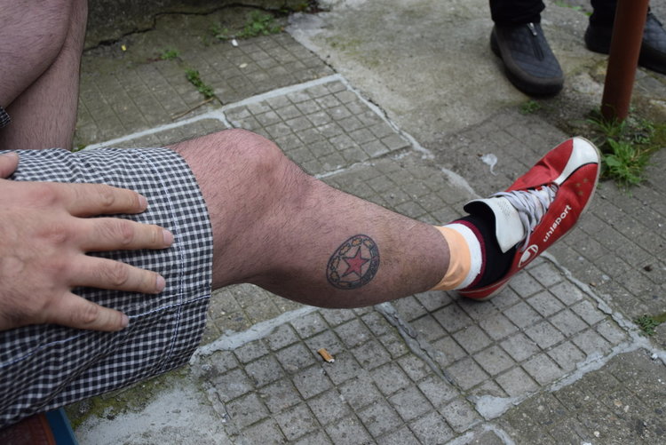 Тату на емблемата върху крака на пострадал фен