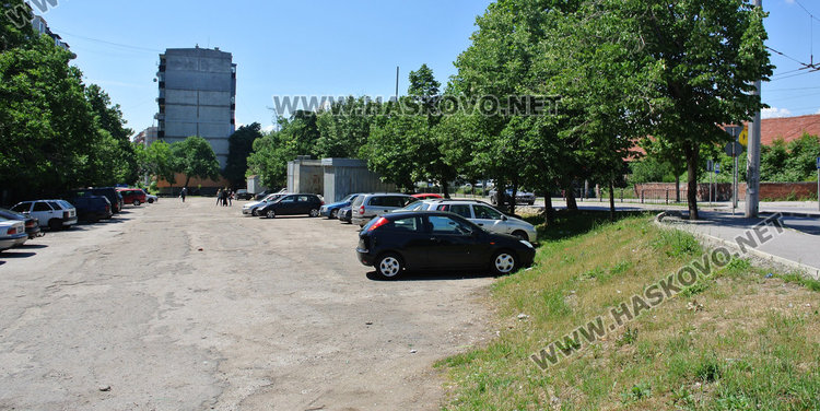 Оттук надолу започват бъдещите търогвски обекти, 4-те са с дължина 12 метра, един - 14. Към паркинга навлизат на 6 метра. Дърветата в зелената ивица, разбира се, трябва да се отсекат, а самата зелена ивица да изчезне под бетона