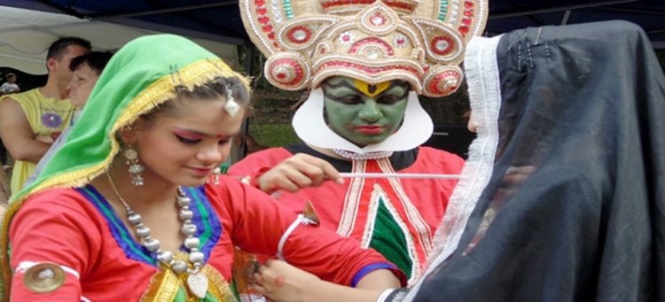 Индийците от селото на „Малката булка” искат разходка из Змийския град