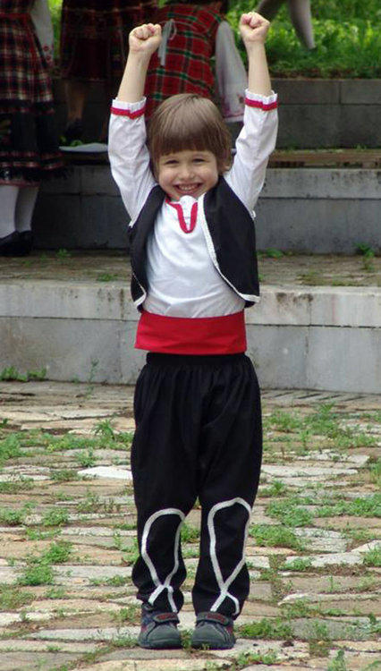 Деца спасяват Извора на Белоногата с фолклорен празник край Харманли