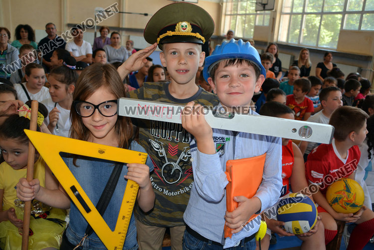 Директорът на училище „Христо Смирненски“ вече знае защо малките искат да са като него