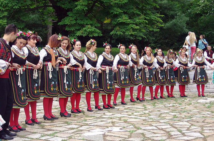 Деца спасяват Извора на Белоногата с фолклорен празник край Харманли