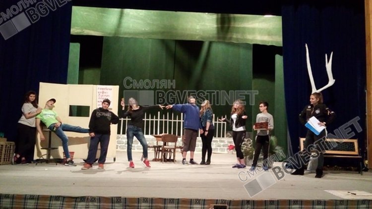 Младежки театър „Ирис” играе премиерно „Междучасия” в салона на читалище „Орфееви гори” в Райково
