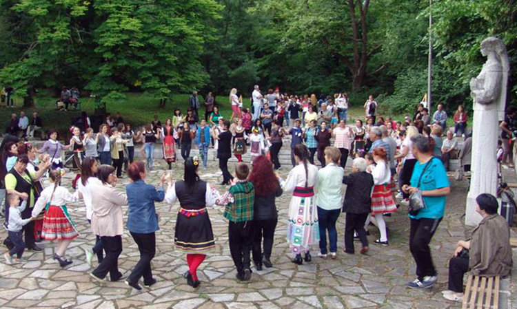 Деца спасяват Извора на Белоногата с фолклорен празник край Харманли