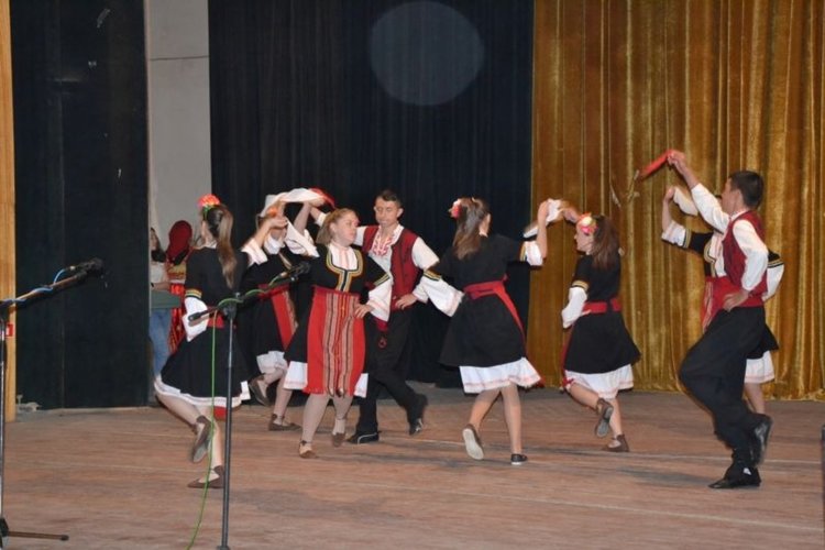 Ученици огласиха читалището в Момчилград,изнесоха заключителен концерт