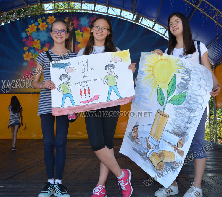 Деца с маски със забрана за цигарите скандираха в центъра на Хасково