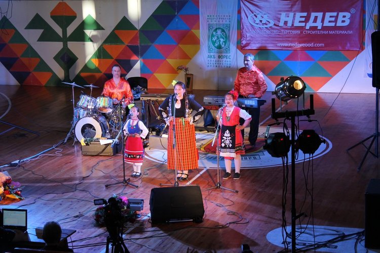 Тодор Кожухаров с почетен плакет за 40 години певческа кариера, концертът му събра пари за Ники