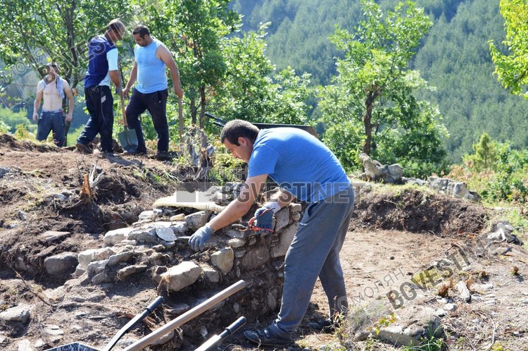 Професор Овчаров разкопава средновековна църква, нарекли я Църквата на усойниците