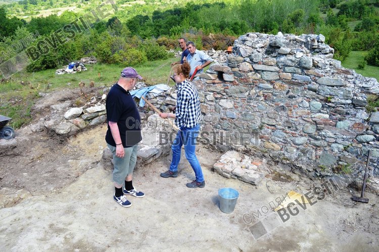 Професор Овчаров разкопава средновековна църква, нарекли я Църквата на усойниците