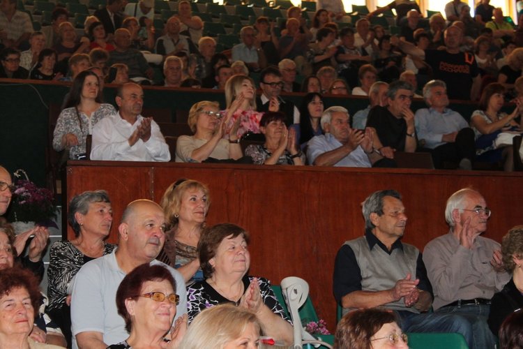 Тодор Кожухаров с почетен плакет за 40 години певческа кариера, концертът му събра пари за Ники