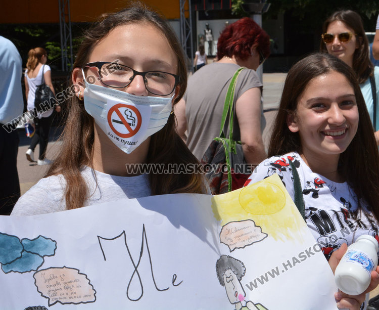 Деца с маски със забрана за цигарите скандираха в центъра на Хасково