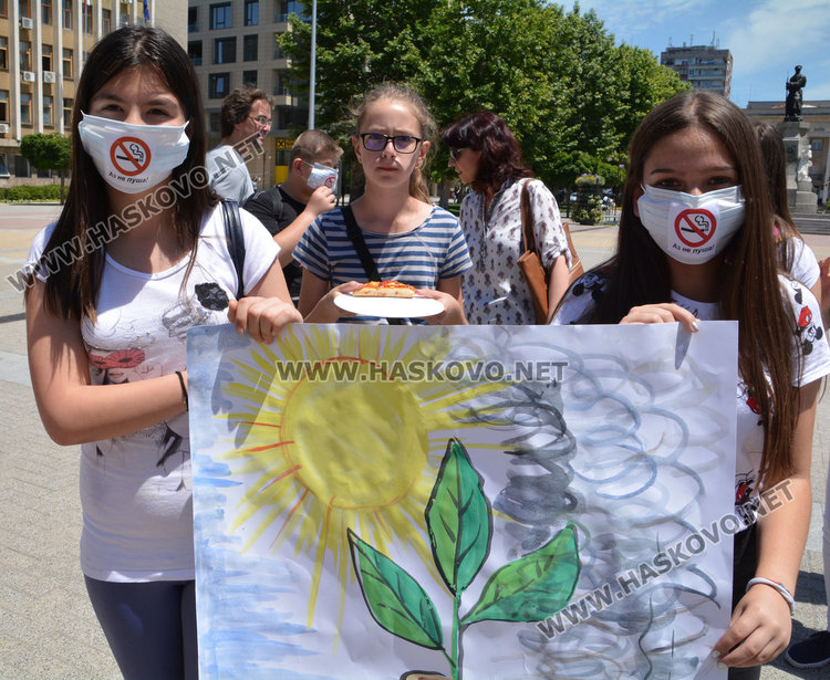 Деца с маски със забрана за цигарите скандираха в центъра на Хасково