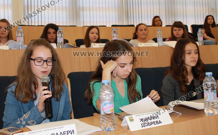 Общински ученически съвет реши да възстанови басейна до "Кораба"