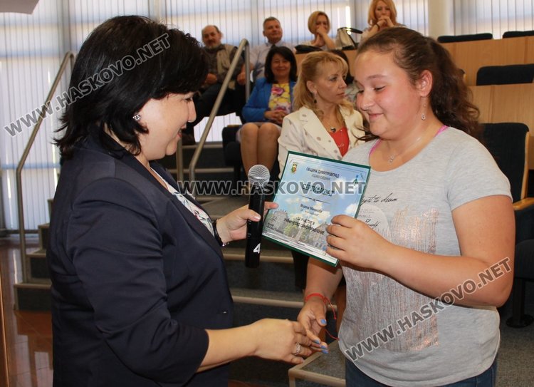 Общински ученически съвет реши да възстанови басейна до "Кораба"