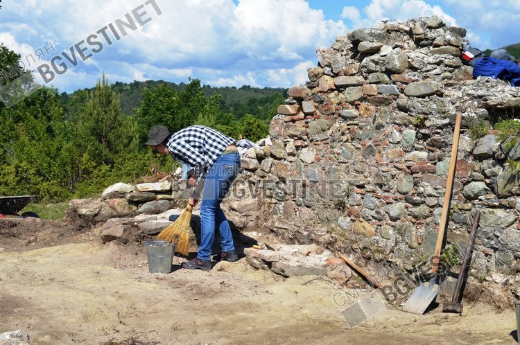 Професор Овчаров разкопава средновековна църква, нарекли я Църквата на усойниците