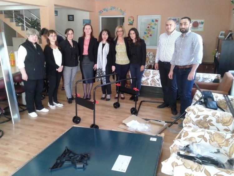 Данъчните в Кърджали с поредно дарение за младежите от Центъра в кв. „Гледка“