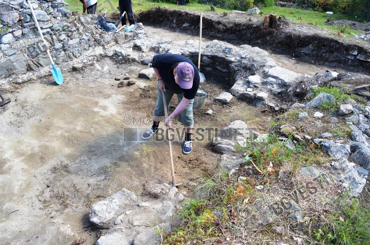 Професор Овчаров разкопава средновековна църква, нарекли я Църквата на усойниците