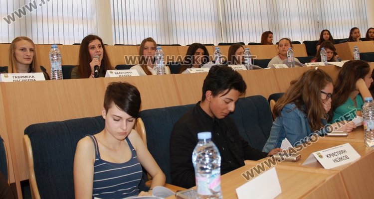 Общински ученически съвет реши да възстанови басейна до "Кораба"