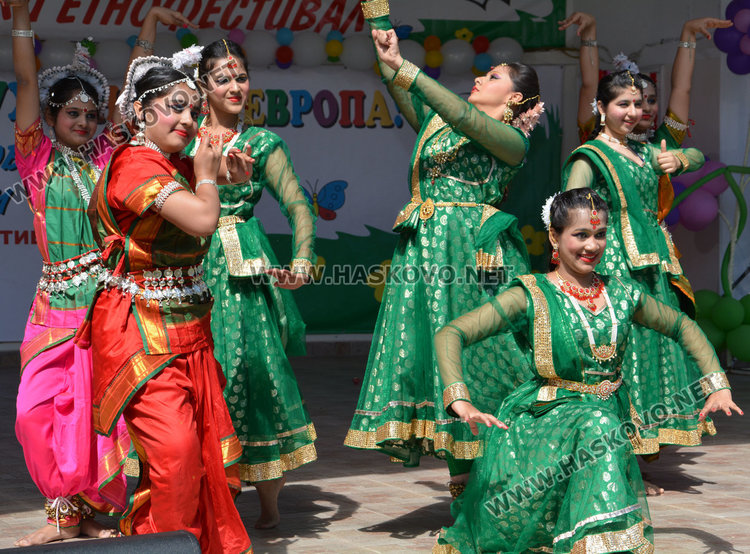 2000 деца от 6 държави в етнофеста в Минерални бани
