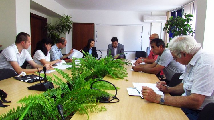 Гласуват в две секции на изборите в село Ябълково през юли