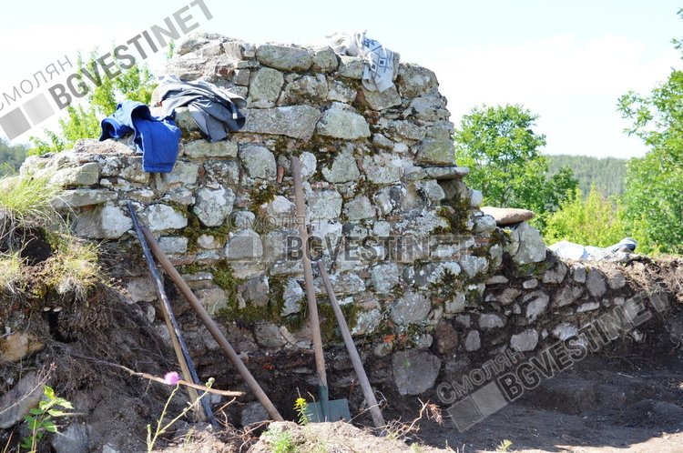 Професор Овчаров разкопава средновековна църква, нарекли я Църквата на усойниците
