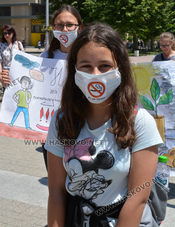 Деца с маски със забрана за цигарите скандираха в центъра на Хасково