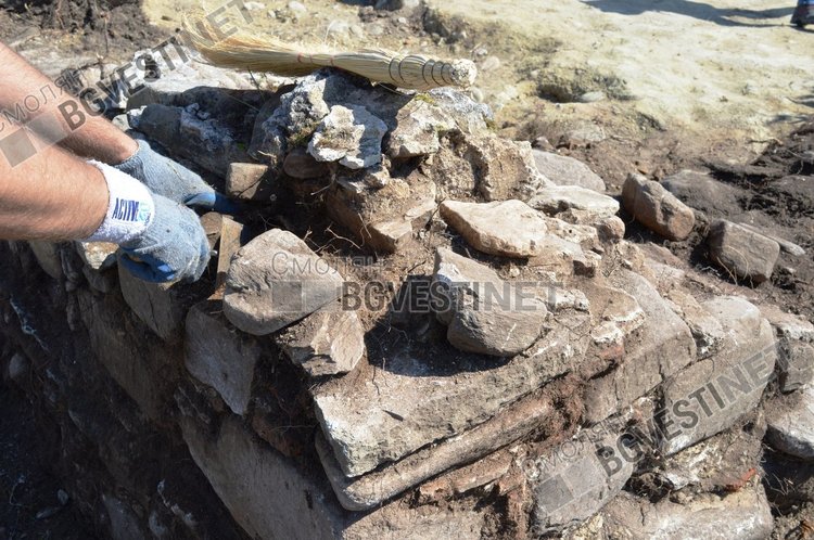 Професор Овчаров разкопава средновековна църква, нарекли я Църквата на усойниците