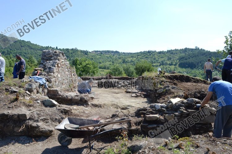 Професор Овчаров разкопава средновековна църква, нарекли я Църквата на усойниците