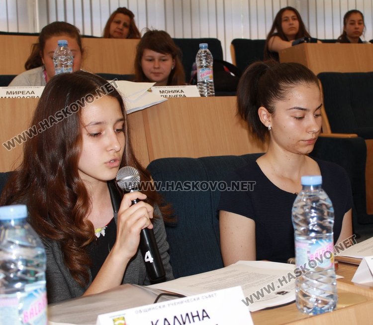 Общински ученически съвет реши да възстанови басейна до "Кораба"