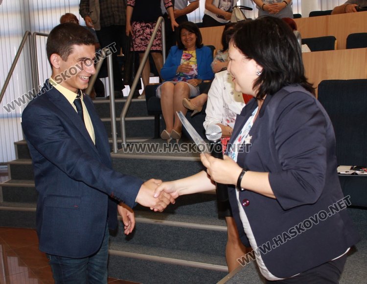 Общински ученически съвет реши да възстанови басейна до "Кораба"