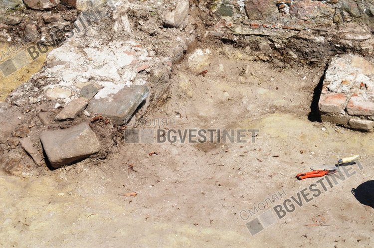 Професор Овчаров разкопава средновековна църква, нарекли я Църквата на усойниците