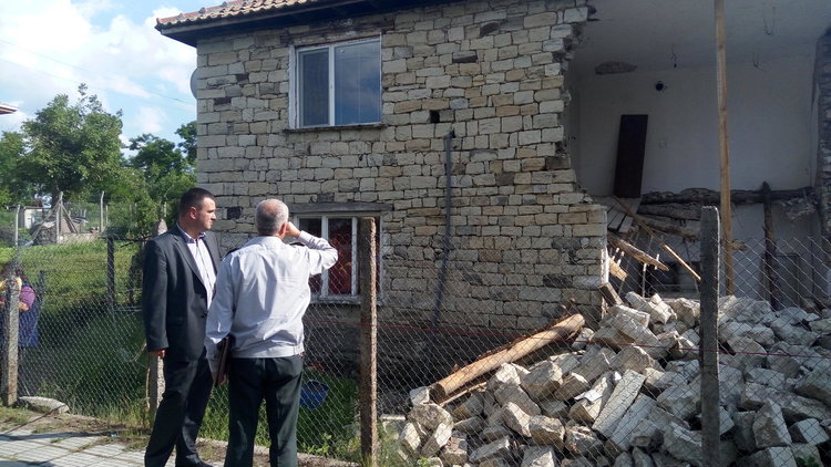 Къща рухна във Вълкович,областният на оглед