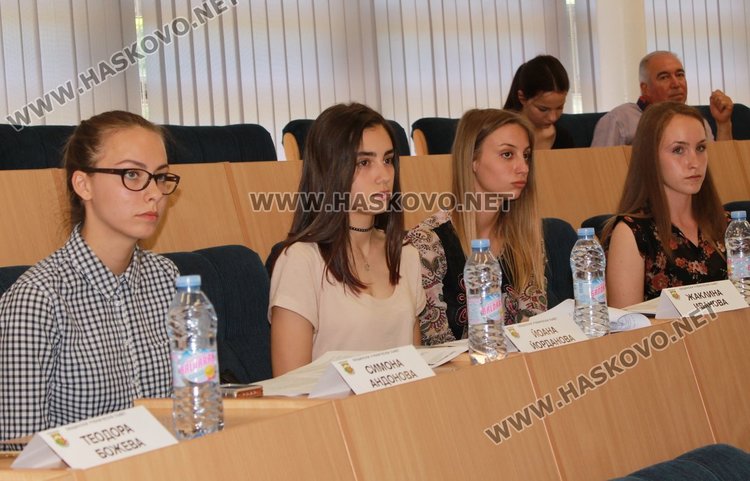 Общински ученически съвет реши да възстанови басейна до "Кораба"