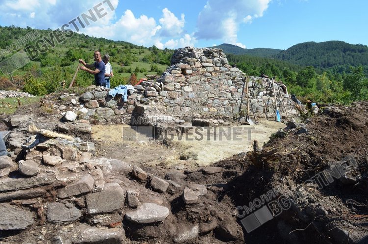 Професор Овчаров разкопава средновековна църква, нарекли я Църквата на усойниците