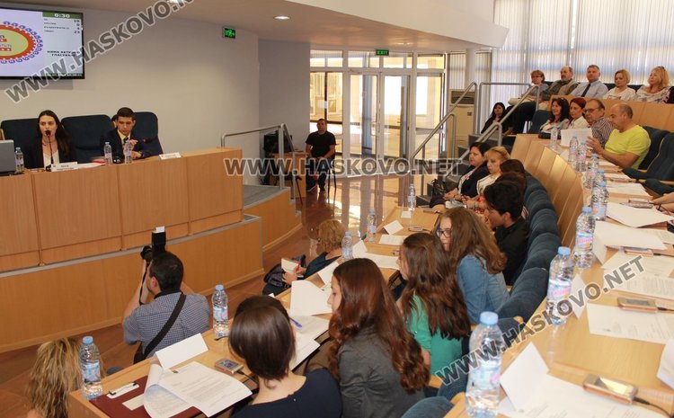 По примера на Общински съвет - Димитровград сесия в зала "Гросето" проведе Общинският ученически съвет