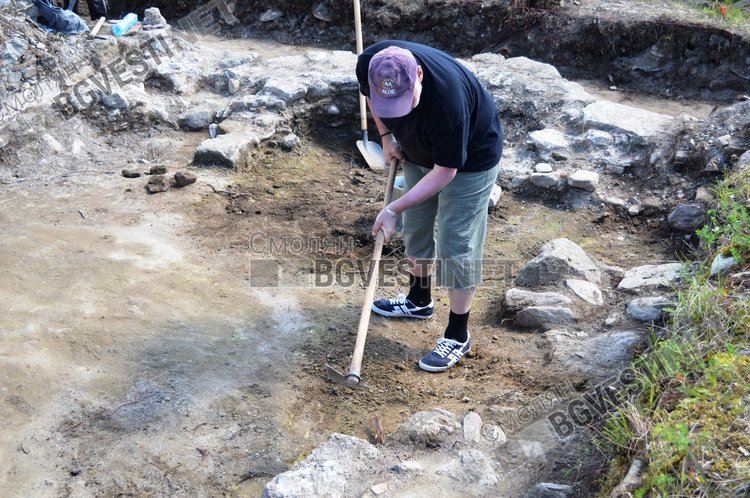 Професор Овчаров разкопава средновековна църква, нарекли я Църквата на усойниците