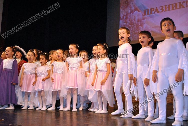 Невръстни актьори екзалтираха публиката в театъра за годишнината на „Иглика“