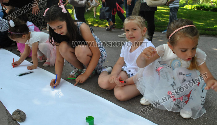 Денят на детето започна с много игри и забавления за малчуганите в Градската градина