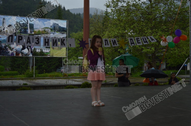 Дъждът развали първоюнския празник в Смолян