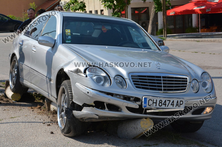 Автомеле в локалното на бул. Васил Левски, Мерцедес яхна бетонни конуси