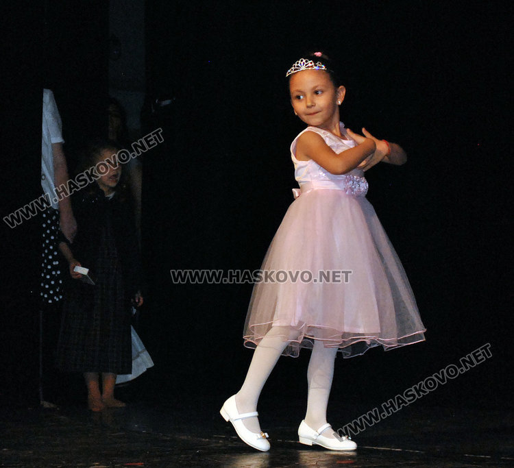 Невръстни актьори екзалтираха публиката в театъра за годишнината на „Иглика“