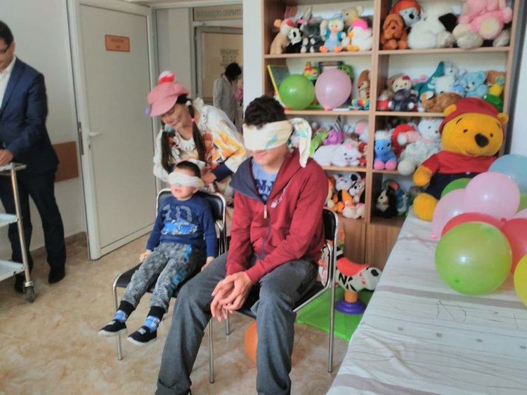 С лакомства и празнична програма изненадаха най-малките пациенти в МБАЛ Смолян